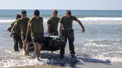 2023 年 4 月 21 日，在北卡罗来纳州勒琼营举行的技术操作实验活动 23.1 中，美国海军陆战队将无人 水面车辆“Amy”从水中移出。（美国海军陆战队照片）