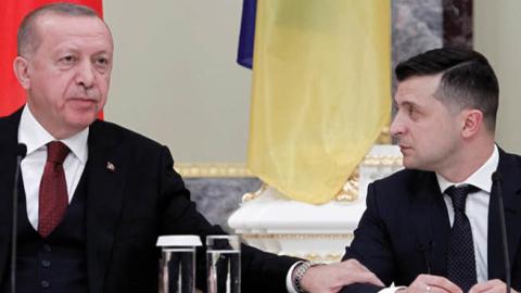 Turkish President Recep Tayyip Erdogan (L) and Ukrainian President Volodymyr Zelensky (R) attend a press conference following their meeting in Kyiv, Ukraine, on February 3, 2020. (Getty Images)