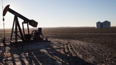 A pump jack, used to extract crude oil from the ground, sits above a well on the edge of a farmers field on January 21, 2015 near Ridgway, Illinois. (Scott Olson/Getty Images)