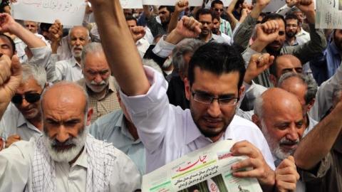 Iranians chant slogans during a demonstration in Tehran on May 29, 2015. ( ATTA KENARE/AFP/Getty Images)