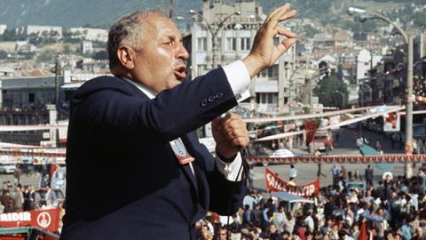 Necmettin Erbakan speaking in Turkey in 1980 (Ergun CAGATAY/Gamma-Rapho via Getty Images)