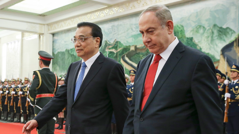 Chinese Premier Li Keqiang accompanies Israel Prime Minister Benjamin Netanyahu to view an honour guard during a welcoming ceremony on March 20, 2017 in Beijing, China. (Lintao Zhang/Getty Images)