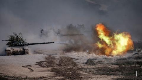 A Russian army T-72-B3 tank fires during military exercises at the Raevsky range in Southern Russia on September 23, 2020 during the "Caucasus-2020" military drills gathering China, Iran, Pakistan and Myanmar troops, along with ex-Soviet Armenia, Azerbaijan and Belarus. - Up to 250 tanks and around 450 infantry combat vehicles and armoured personnel carriers will take part in the September 21 to 26 land and naval exercises that will involve 80,000 people including support staff. (Photo by Dimitar DILKOFF / 