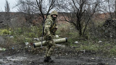 A Ukrainian soldier carries an anti-tank missile in Donetsk, Ukraine, on November 28, 2022. (Laurent Van der Stockt/Le Monde via Getty Images)