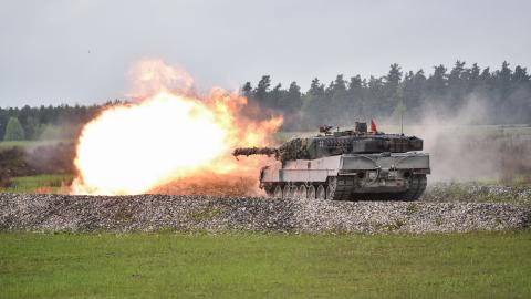 leopard main battle tank germany ukraine bloomberg