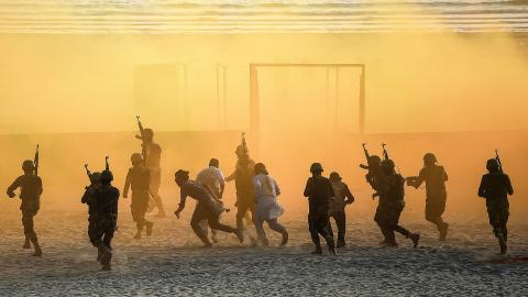 TOPSHOT - Pakistani naval marine take part in a drill during the International Defence Exhibition and Seminar (IDEAS) 2022 at the beach in Karachi on November 17, 2022. (Photo by Rizwan TABASSUM / AFP) (Photo by RIZWAN TABASSUM/AFP via Getty Images)