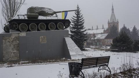 BAKHMUT, UKRAINE - JANUARY 29: Monument of soviet tank with Ukrainian flag is seen during winter in Bakhmut, Ukraine on January 29, 2023 (Photo by Marek M. Berezowski/Anadolu Agency via Getty Images)