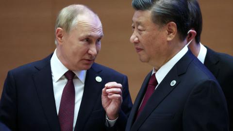 Russian President Vladimir Putin speaks to China's President Xi Jinping during the Shanghai Cooperation Organisation (SCO) leaders' summit in Samarkand on September 16, 2022. (Photo by Sergei BOBYLYOV / SPUTNIK / AFP) (Photo by SERGEI BOBYLYOV/SPUTNIK/AFP via Getty Images)