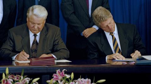 Russian President Boris Yeltsin (L) and American president Bill Clinton sign the CSCE (Commission on Security and Cooperation in Europe) agreement in Hungary. (Photo by David Brauchli/Sygma via Getty Images)
