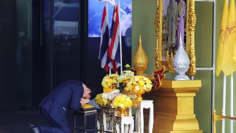 Former Thai prime minister Thaksin Shinawatra bows to a portrait of Thai King Maha Vajiralongkorn and Queen Suthida Bajrasudhabimalalakshana at Don Mueang International Airport on August 22, 2023, in Bangkok, Thailand. (Lauren DeCicca via Getty Images)