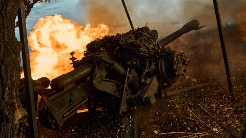 The 10th Mountain Assault Brigade fire from Soviet-era artillery in Bakhmut, Ukraine, on September 16, 2023. (Photo by Libkos/Getty Images)