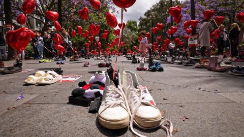 Members of the Australian Jewish community participate in a gathering called 'Balloons of Hope', which represents Israeli hostages who are currently being held by the Palestinian group Hamas, in Sydney, on October 27, 2023. (David Gray/AFP via Getty Images)