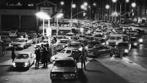 A long line of cars lined up for gas at filling station on a Saturday night during the oil crisis of 1973, Brooklyn, New York City. (Photo by Allan Tannenbaum/Getty Images)