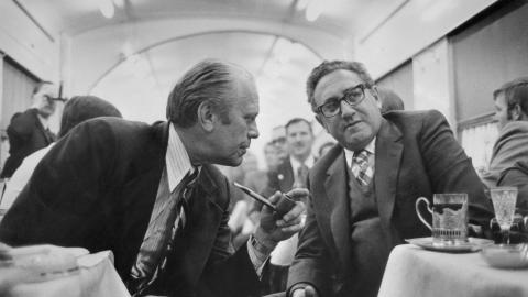 In the dining car on the train from Vladivostok to the airport on November 23, 1974, President Gerald Ford discusses progress on the SALT agreement with Secretary of State Henry Kissinger. (Bettmann via Getty Images)
