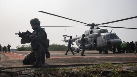 An Indian Sea King Helicopter arrives at Kakinada Beach, India, carrying casualties during Tiger TRIUMPH on November 20, 2019. (Armando Elizalde via DVIDS)