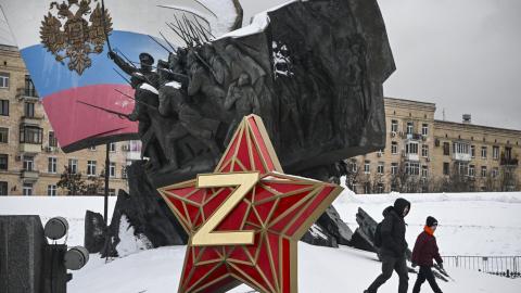 People walk past a Kremlin Star, bearing a Z letter, an insignia of Russian troops in Ukraine, in front of the Monument dedicated to Heroes of the WWI, in western Moscow. (Alexander Nemenov via Getty Images)