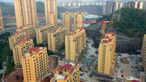 中国の湖北省宜昌市の建設中の商業家屋、2023年10月18日撮影（写真提供Costfoto/ Nurphoto、Getty Images）