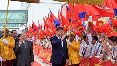 China’s President Xi Jinping and Cambodia’s King Norodom Sihamoni greet people at Phnom Penh International Airport as Beijing seeks to strengthen regional trade ties and offset the impact US tariffs. (Getty Images)