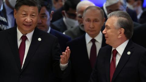 Chinese President Xi Jinping, Russian President Vladimir Putin, Uzbek President Shavkat Mirziyoyev, and other participants attend the Shanghai Cooperation Organization leaders’ summit in Samarkand, Uzbekistan, on September 16, 2022. (Sergei Bobylyov via Getty Images)