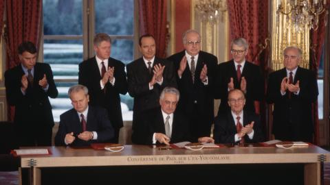 Leaders of nine nations applaud the signing of the Dayton Peace Accords at the Elysee Palace in Paris on December 14, 1995. (Peter Turnley via Getty Images)