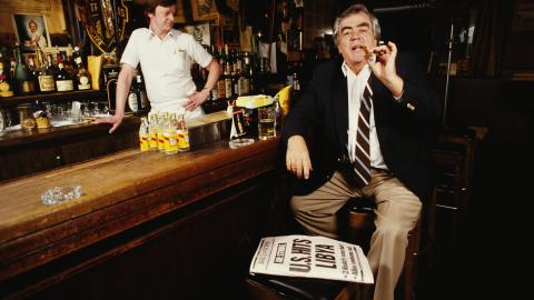 Jimmy Breslin with a copy of the Daily News in New York City in 1986. (Getty Images)