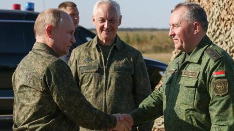 Russian President Vladimir Putin shakes hands with Belarusian Defence Minister Viktor Khrenin at a training ground in the Nizhny Novgorod Oblast on September 16, 2025. (Getty Images