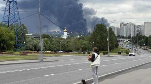 Black smoke rises from the area of Gazprom Neft’s Moscow oil refinery on the southeastern outskirts of Moscow on June 18, 2026. (Getty Images)