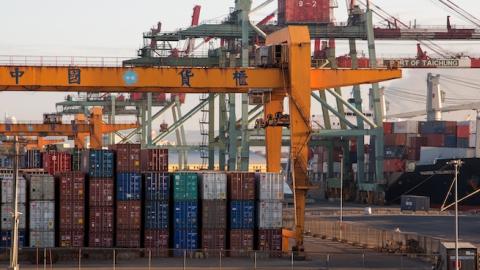 Freight containers and container ship Maersk Wellington (Maersk Line) at pier, Taichung, Central Taiwan, Taiwan (Holger Leue/Getty Images)