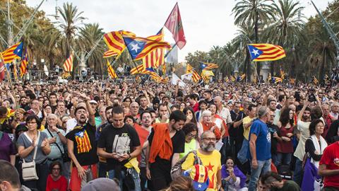 People await a statement from Carles Puigdemont regarding Catalan independence after the referendum, October 10, 2017 (Andrea Baldo/LightRocket via Getty Images)