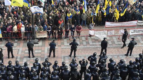 Ukrainian opposition protests outside the parliament building in Kiev calling for anti-corruption reforms, October 17, 2017 (SERGEI SUPINSKY/AFP/Getty Images)