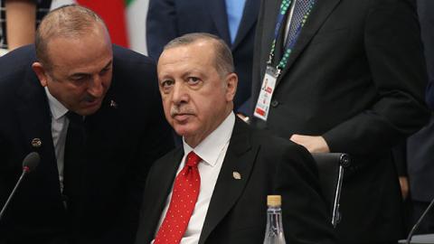  Turkish President Recep Tayyip Erdogan (C) listens to Foreign Minister Mevlut Cavusoglu (L) during the G20 Summit's Plenary Meeting on November 30, 2018 in Buenos Aires, Argentina. 