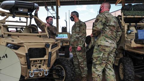 A U.S. Air Force staff sergeant with the 25th ASOS Radio Frequency Transmissions craftsman briefs U.S. Air Force Gen. and U.S. Air Force Chief Master Sgt. at Wheeler Army Airfield, Hawaii, April 23, 2021. (US Air Force)