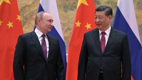 Russian President Vladimir Putin and Chinese President Xi Jinping pose during their meeting in Beijing, on February 4, 2022. (Getty Images)