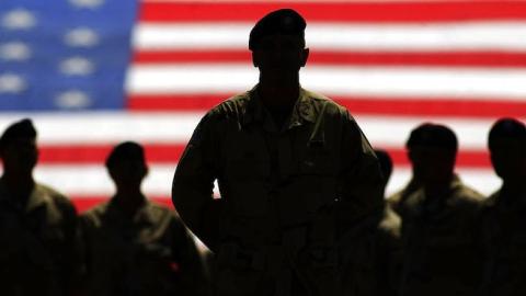 Colonel Don Campbell with members of the U.S. Army Fourth Infantry Division stand prior to the home opener between the Anaheim Angels and the Texas Rangers, April 9, 2004 in Arlington, Texas. (Ronald Martinez/Getty Images)