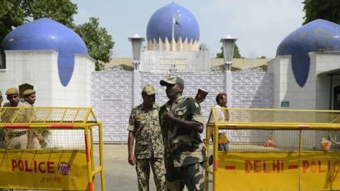 Indian police stand guard outside the Pakistan embassy in the capital New Delhi on August 19, 2014. (SAJJAD HUSSAIN/AFP/Getty Images)