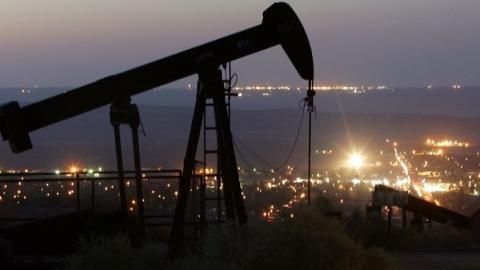 An oil rig south of town extracts crude on July 21, 2008 in Taft, California. (David McNew/Getty Images)