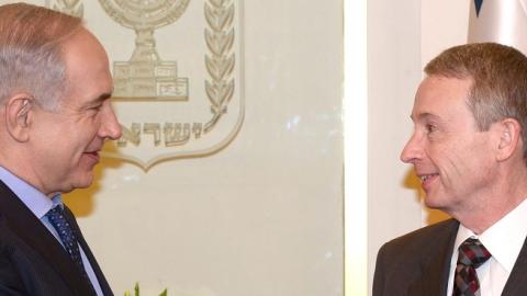 Israeli Prime Minster Benjamin Netanyahu (L) shakes hands with Noble Energy CEO Charles Davidson April 10, 2013 in Jerusalem, Israel. (Moshe Milner/GPO via Getty Images)