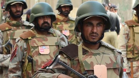 Pakistani paramilitary soldiers stand guard in Quetta on November 1, 2014. (BANARAS KHAN/AFP/Getty Images)