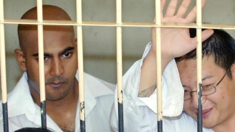 Australians Andrew Chan (R) and Myuran Sukumaran (L) behind the bars of a court cell before their trial in Denpasar, on Bali island, February 14, 2006. (JEWEL SAMAD/AFP/Getty Images)
