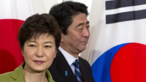 South Korean President Park Geun-hye and Japanese Prime Minister Shinzo Abe at the US ambassador's residence in The Hague on March 25, 2014. (SAUL LOEB/AFP/Getty Images