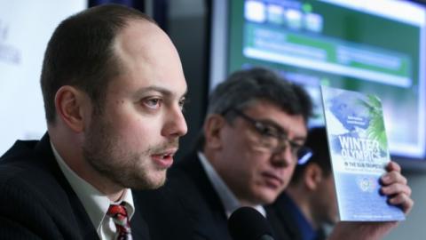 Vladimir Kara-Murza (L) during a news conference on 'Corruption and Abuse in Sochi Olympics' January 30, 2014 at the National Press Club in Washington, DC. (Alex Wong/Getty Images)