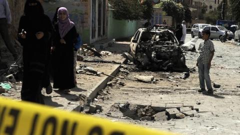 Yemenis at the site of a car bomb attack in the northern Al Jaraf neighbourhood of Sanaa, Yemen. (Mohammed Hamoud/Anadolu Agency/Getty Images)