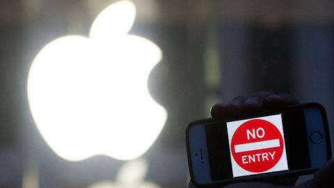Protestors outside of the Apple store on 5th Avenue on February 23, 2016 in New York City. (Bryan Thomas/Getty Images)