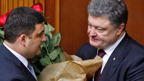 President of Ukraine, Petro Poroshenko (R) congratulations the newly elected Prime Minister Volodymyr Groysman (L) during a session of Ukrainian Parliament in Kiev, Ukraine on April 14, 2016. (Vladimir Shtanko/Anadolu Agency/Getty Images)