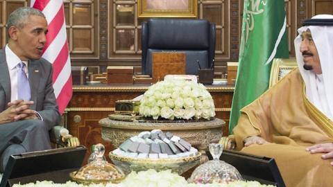 US President Barack Obama (L) meets with Saudi King Salman bin Abdulaziz Al Saud at Erga Palace in Riyadh on April 20, 2016. (Pool/Bandar Algaloud/Anadolu Agency/Getty Images)