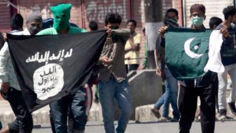 Kashmiri protesters displaying the flags of ISIS and Pakistan on June 27, 2015 in Srinagar, India. (Waseem Andrabi/Hindustan Times via Getty Images)