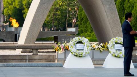 US President Barack Obama (R) and Japanese Prime Minister Shinzo Abe shake hands after laying wreaths at the Hiroshima Peace Memorial Park in Hiroshima on May 27, 2016. (JIM WATSON/AFP/Getty Images)