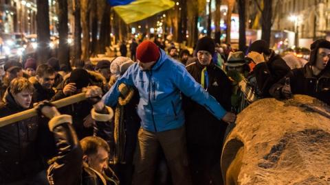 Anti-government protesters destroy a statue of Russian communist revolutionary leader Vladimir Lenin on December 8, 2013 in Kiev, Ukraine. (Brendan Hoffman/Getty Images)