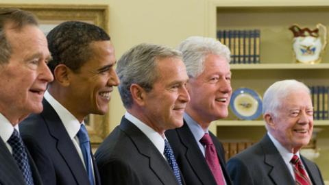 Presidents George H.W. Bush, Barack Obama, George W. Bush, Bill Clinton, and Jimmy Carter in the Oval Office on January 7, 2009. (Photo credit should read SAUL LOEB/AFP/Getty Images)