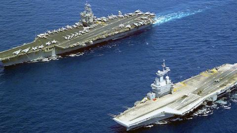 Le porte-avions Charles de Gaulle croisant avec le USS Enterprise en mer Méditerranée, en 2001. (U.S. Navy photo by Photographer's Mate Airman Doug Pearlman/Wikimedia Commons)